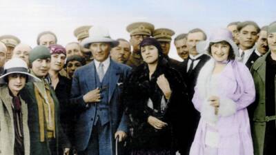 5 Aralık 1934’te Atatürk’ün öncülüğünde Türk kadınlarına tanınan seçme ve