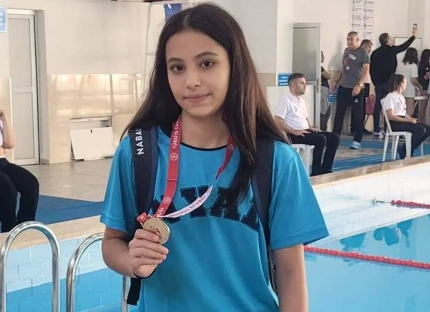 Antakya Belediyesi Yüzme Takımı’nın lisanslı sporcusu, lise öğrencisi Melek Naz