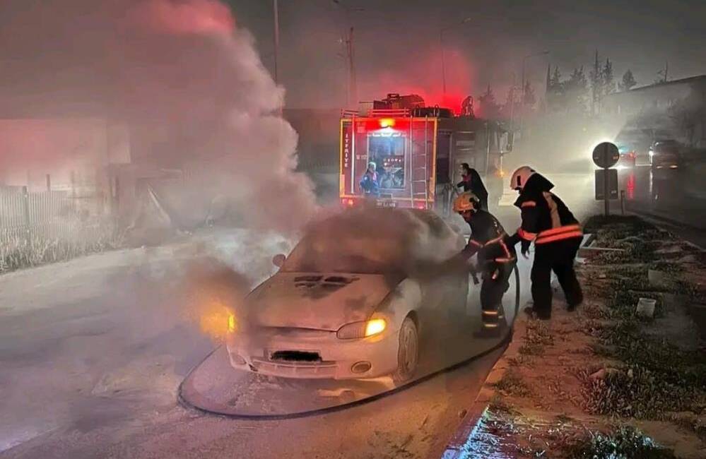 Saniyelerle yarış: İtfaiye araç yangınını büyümeden durdurdu Hatay’ın Antakya ilçesinde seyir halindeki bir otomobilde çıkan yangın, itfaiyenin