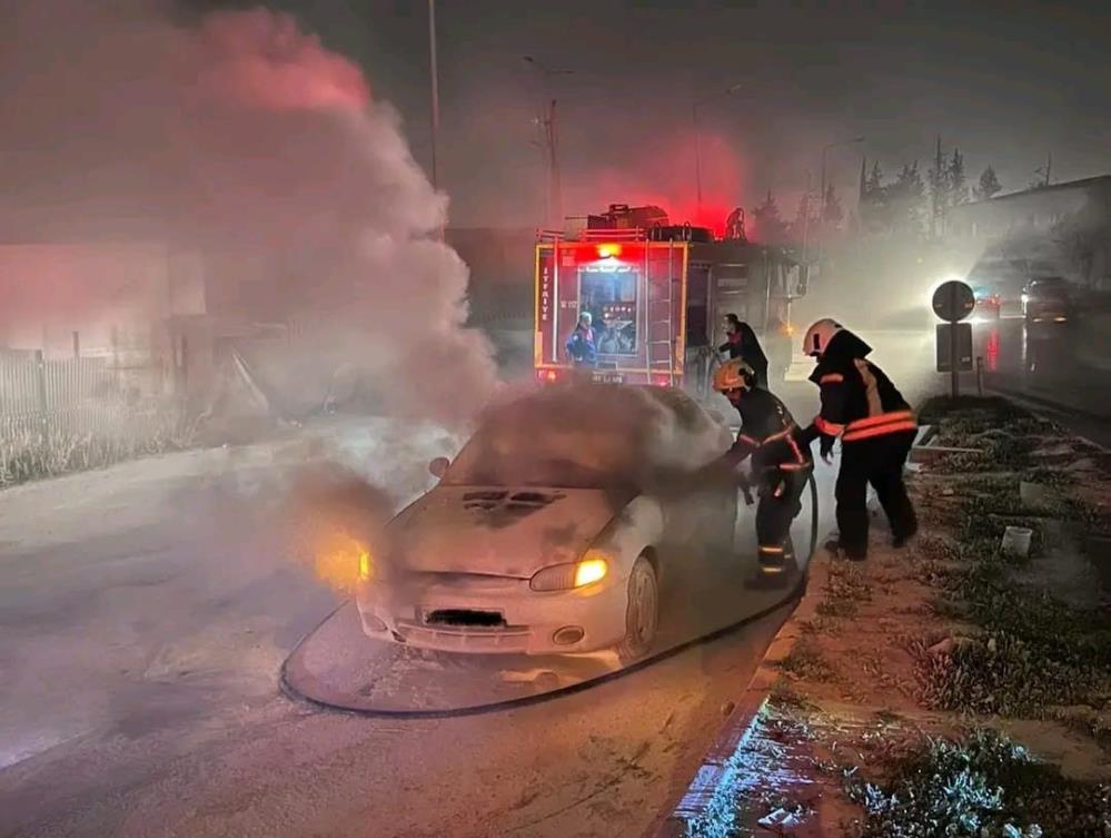 Hatay’ın Antakya ilçesinde seyir halindeki bir otomobilde çıkan yangın, itfaiyenin