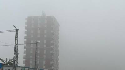 Hatay’ın Antakya ilçesinde sabah saatlerinde etkili olan sis, kentte sürücülere