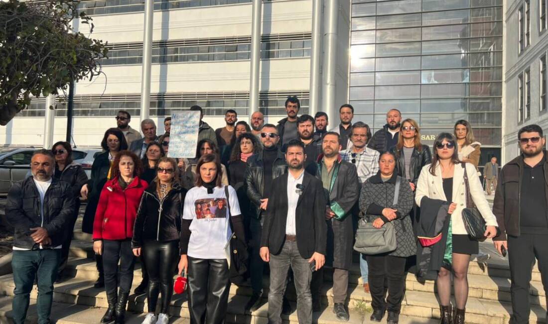 Hatay Adliyesi önünde tepki: “Bu yasa geçerse adalet enkaz altında kalır” 6 Şubat depremlerinde yakınlarını kaybeden aileler, Adalet Peşinde Aileleri