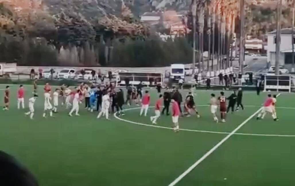 Hatay’daki U17 maçı kanlı bitti Hatay’da oynanan U17 Akademi Ligi karşılaşmasının ardından saha kenarında başlayan