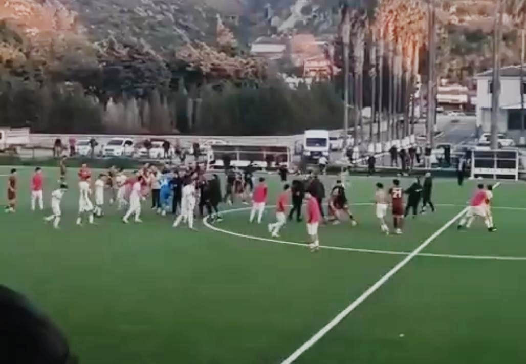 Hatay’da oynanan U17 Akademi Ligi karşılaşmasının ardından saha kenarında başlayan