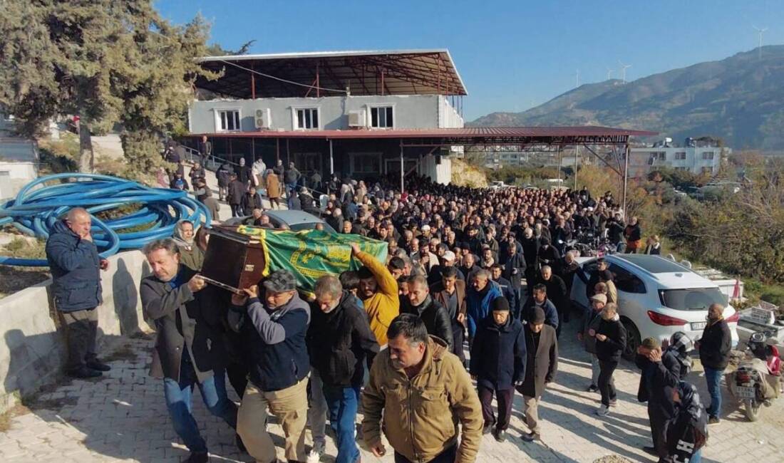 Samandağ’da feci kazada ölenler son yolculuğuna uğurlandı Hatay’ın Samandağ ilçesinde otomobil ile motosikletin çarpışması sonucu hayatını kaybeden
