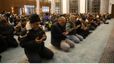 Hatay’ın İskenderun ilçesinde bulunan Nihal Atakaş Camisi, Regaip Kandili dolayısıyla