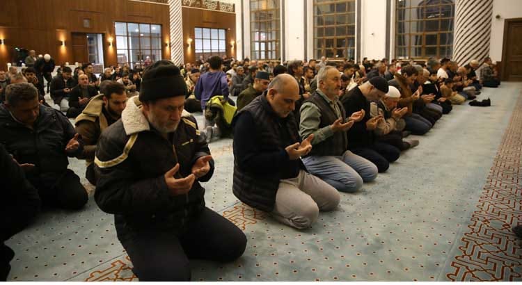 Hatay’ın İskenderun ilçesinde bulunan Nihal Atakaş Camisi, Regaip Kandili dolayısıyla