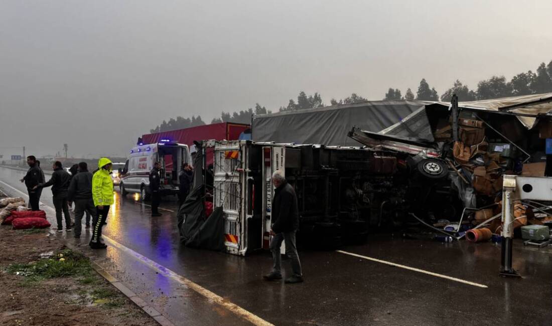 Hatay’ın Kırıkhan ilçesinde park halindeki tıra çarpan sebze yüklü kamyonun
