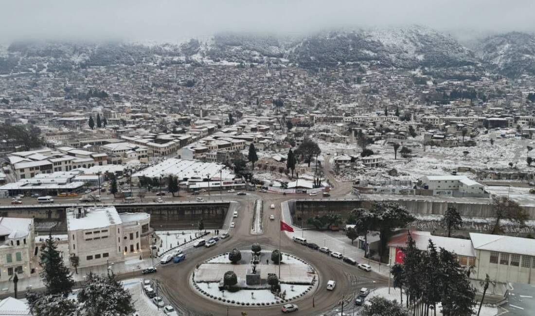 Hatay’da etkili olan kar yağışı, kent genelinde günlük yaşamı olumsuz