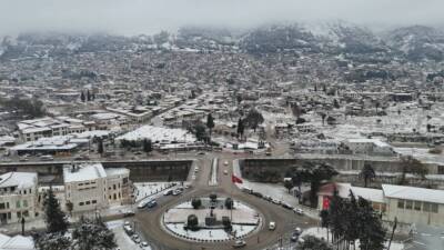 Hatay’da etkili olan kar yağışı, kent genelinde günlük yaşamı olumsuz