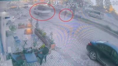 Hatay’da yolun karşısına koşarak geçen çocuğun, ters yönde ilerleyen aracın