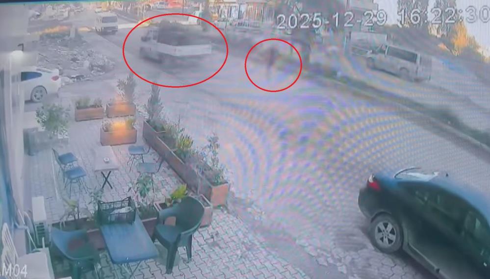 Hatay’da yolun karşısına koşarak geçen çocuğun, ters yönde ilerleyen aracın