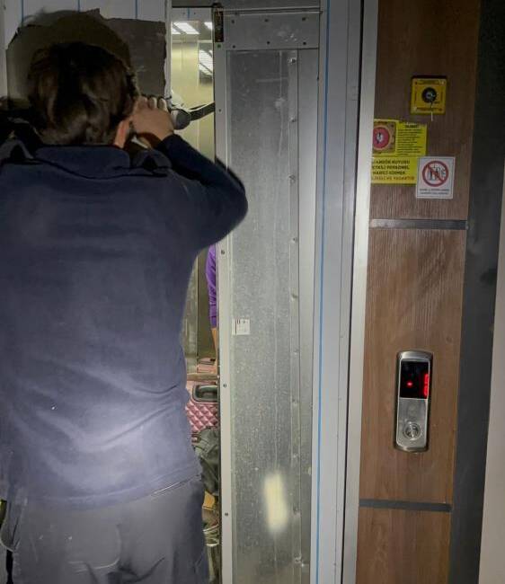 Hatay’ın İskenderun ilçesinde iki farklı apartmanda meydana gelen asansör arızaları,