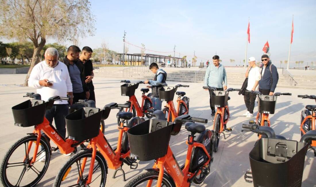 İskenderun’da Elektrikli Bisikletle Ulaşım Başladı Hatay Büyükşehir Belediyesi, şehir içi ulaşımı kolaylaştırmak ve çevreci ulaşımı