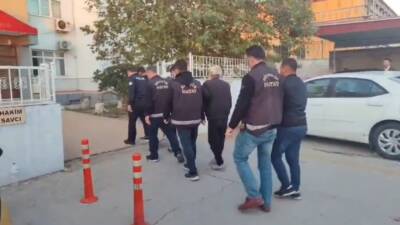 Hatay Emniyet Müdürlüğü ekipleri, aranan şahıslara yönelik yürüttükleri operasyonlarda farklı