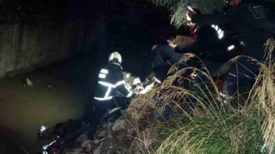 Hatay’ın Defne ilçesinde gece saatlerinde su kanalına düşen bir vatandaş,