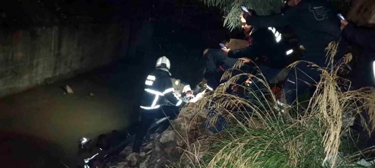 Hatay’ın Defne ilçesinde gece saatlerinde su kanalına düşen bir vatandaş,