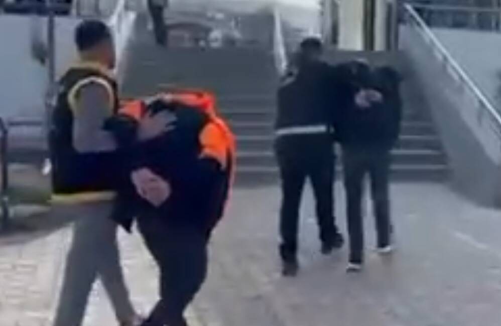 Aranan suçlular saklandıkları adreste yakalandı Hatay Emniyet Müdürlüğü ekiplerinin aranan şahısların yakalanmasına yönelik yürüttüğü çalışmalar,