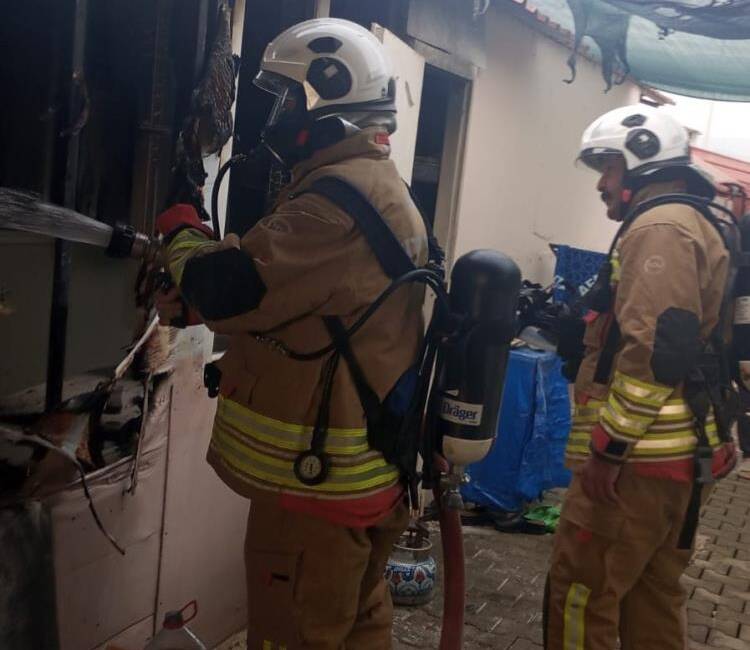 İtfaiye ekipleri Defne’de saniyelerle yarıştı Hatay’ın Defne ilçesine bağlı Çekmece Mahallesi’ndeki 23 Temmuz Konteyner Kent’te