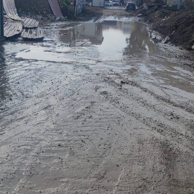 Defne’de Patlayan Su Hattı Mahalleliyi Çileden Çıkardı Hatay’ın Defne ilçesi Sümerler Mahallesi’nde temiz su hattında meydana gelen