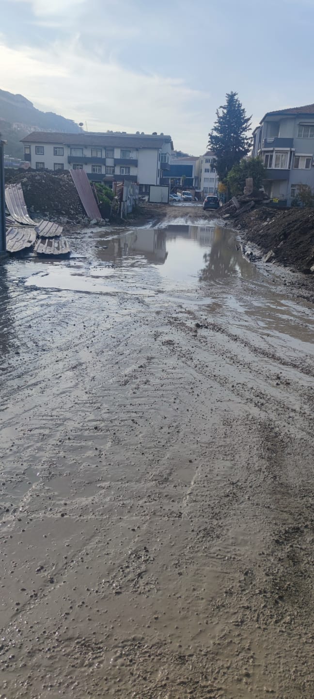 Hatay’ın Defne ilçesi Sümerler Mahallesi’nde temiz su hattında meydana gelen