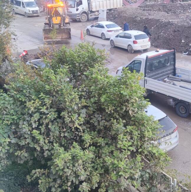 Hatay’ın Defne ilçesi Sümerler Mahallesi’nde günlerdir süren temiz su hattı