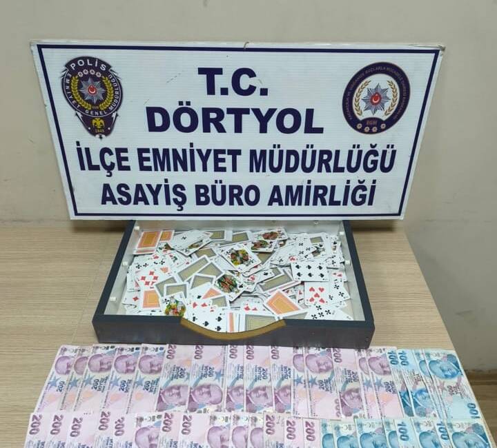 Kumar masasında yakalandılar: Ceza yağdı Hatay Emniyet Müdürlüğü ekipleri, kumar oynatılan yerlere yönelik yürüttüğü çalışmalar