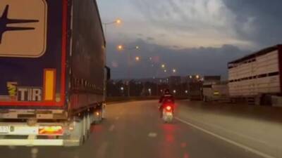 Hatay’da etkisini artıran kuvvetli fırtına, özellikle kıyı ilçelerinde yaşamı olumsuz