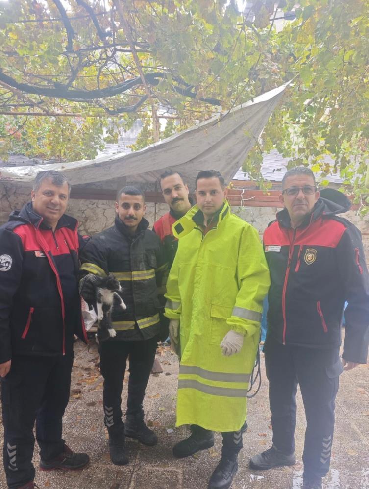 Antakya’nın Kuyulu Mahallesi’nde bir apartmandan yükselen yardım çığlığı, itfaiye ekiplerini