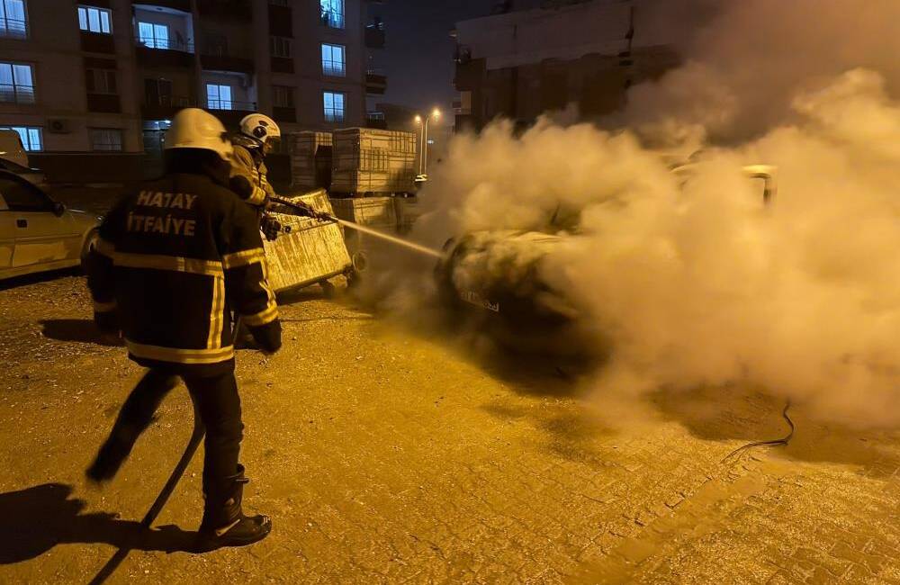 Kaputtan yükselen dumanlar mahalleyi ayağa kaldırdı Hatay’ın Kırıkhan ilçesinde park halinde duran bir hafif ticari araçta