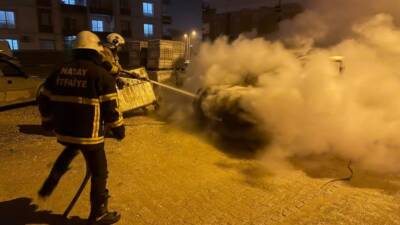 Hatay’ın Kırıkhan ilçesinde park halinde duran bir hafif ticari araçta