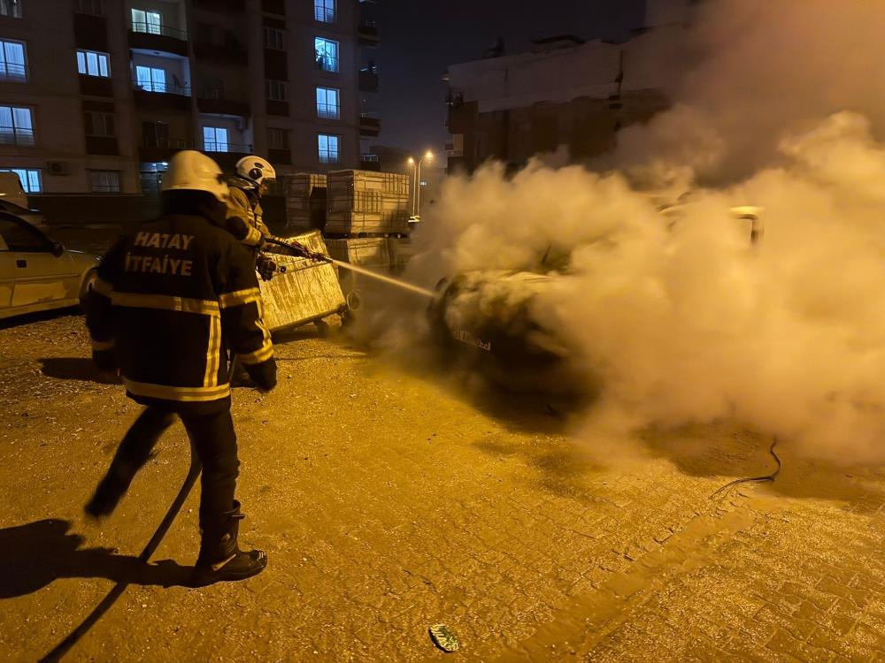 Hatay’ın Kırıkhan ilçesinde park halinde duran bir hafif ticari araçta