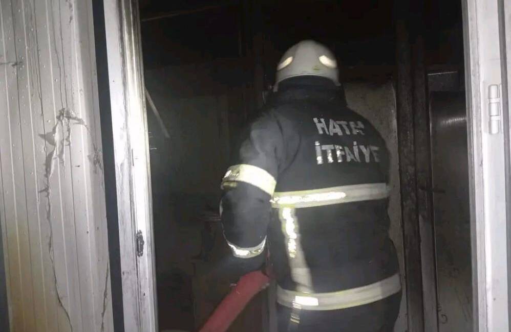 Kıvılcım paniğe dönüştü: Samandağ’daki yangın kontrol altına alındı Hatay’ın Samandağ ilçesinde bir konteynerde aniden yükselen alevler, mahallede paniğe