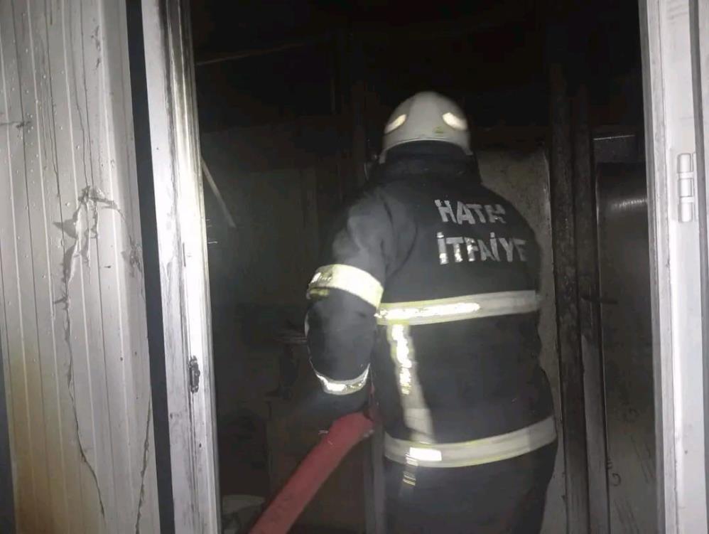 Hatay’ın Samandağ ilçesinde bir konteynerde aniden yükselen alevler, mahallede paniğe