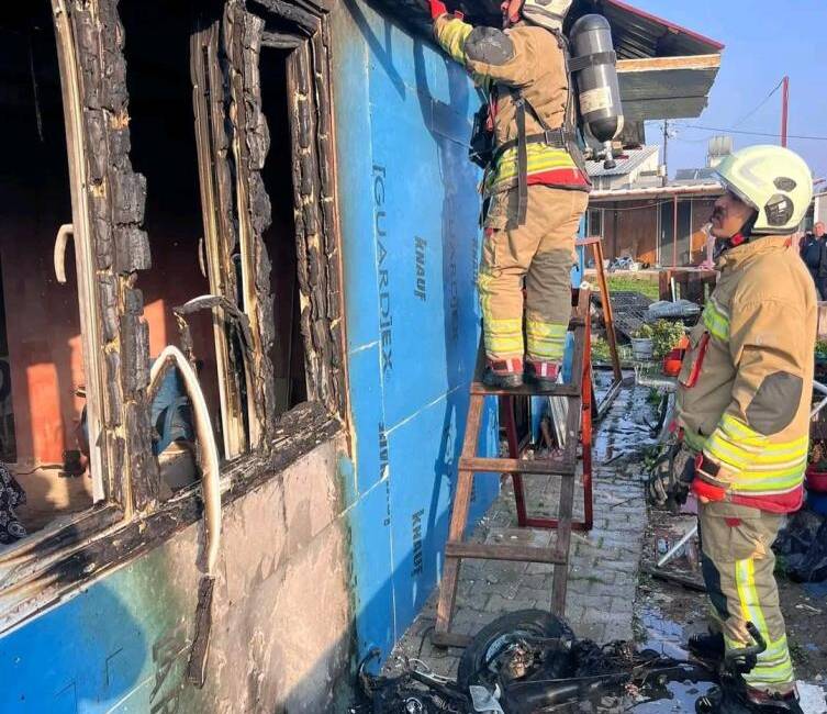 İtfaiye ekipleri mahalleyi yangından korudu Hatay’ın Antakya ilçesinde tek katlı bir müstakil evde meydana gelen