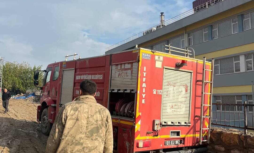 Kırıkhan’da itfaiye çamur parkurunu geçemedi Hatay’ın Kırıkhan ilçesine bağlı Özyörük Mahallesi günlerdir devam eden su