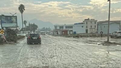Antakya’da etkili olan yağışlar, kent merkezindeki yolları yürünmez hale getirdi.