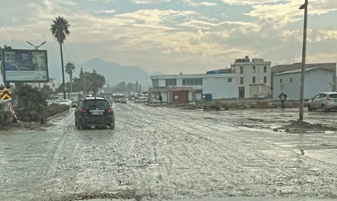Antakya’yı esir alan problem Antakya’da etkili olan yağışlar, kent merkezindeki yolları yürünmez hale getirdi.
