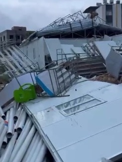 İskenderun’da etkisini artıran şiddetli rüzgar, ilçenin yüksek kesimlerinde ciddi hasara