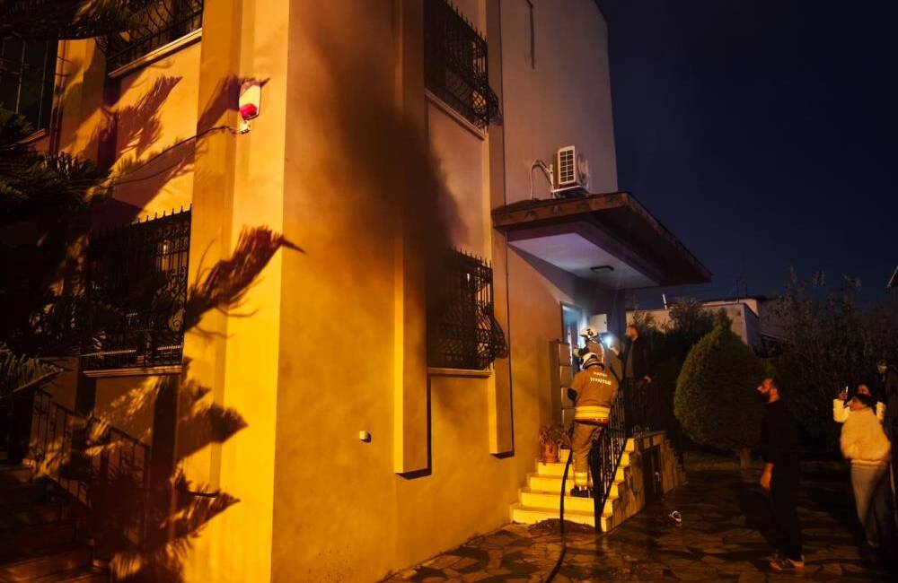 Elektrik Arızası Felakete Dönüştü Hatay’ın Arsuz ilçesinde bulunan Karağaç Şarkonak Mahallesi’nde, bir apartmanın çatı