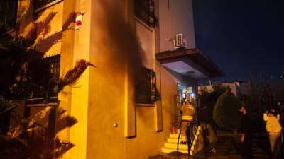 Elektrik Arızası Felakete Dönüştü Hatay’ın Arsuz ilçesinde bulunan Karağaç Şarkonak Mahallesi’nde, bir apartmanın çatı