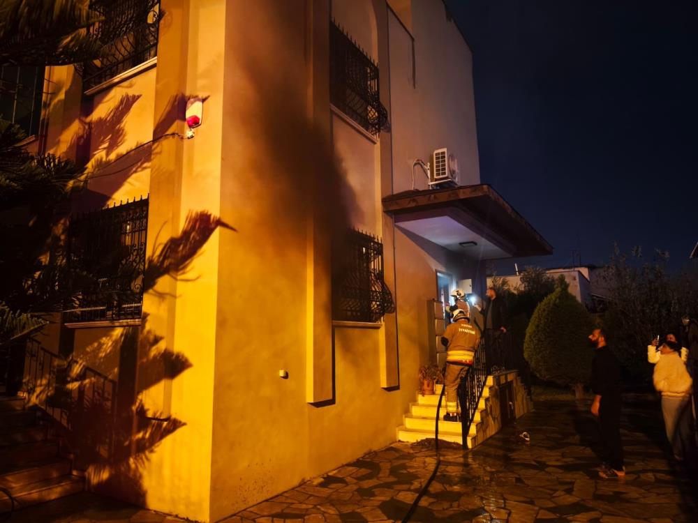 Hatay’ın Arsuz ilçesinde bulunan Karağaç Şarkonak Mahallesi’nde, bir apartmanın çatı