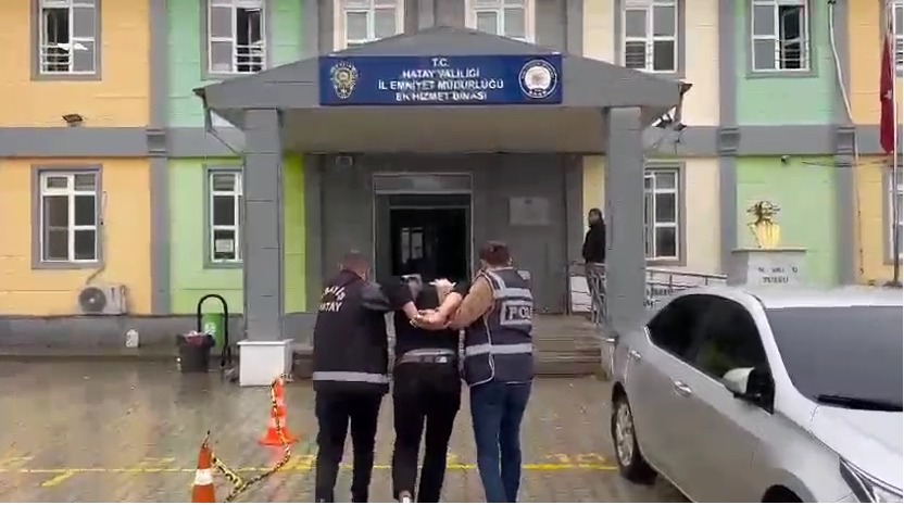 Hatay Polisi Firariyi Avladı: Cezaevine Gönderildi Hatay Emniyet Müdürlüğü ekipleri, aranan şahıslara yönelik yürüttükleri kararlı operasyonlar