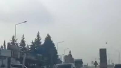 Hatay’ın Antakya ilçesinde damperi açık şekilde seyreden bir kamyon, trafik