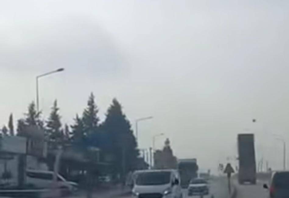 Hatay’ın Antakya ilçesinde damperi açık şekilde seyreden bir kamyon, trafik