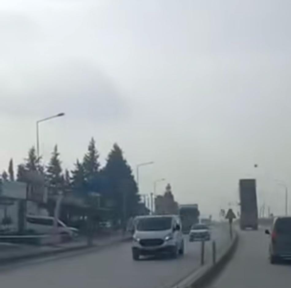 Hatay’ın Antakya ilçesinde damperi açık şekilde seyreden bir kamyon, trafik