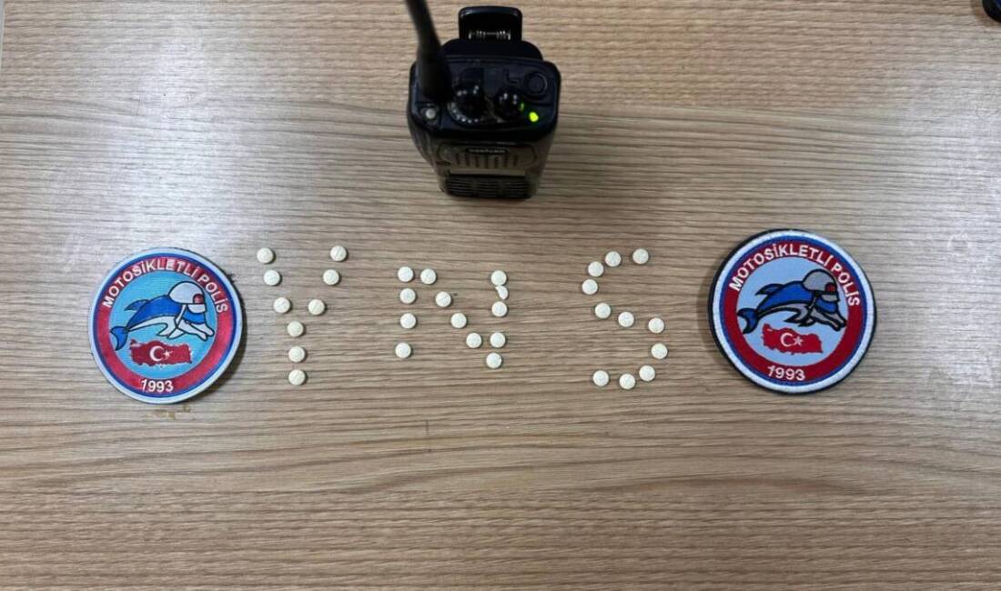 Hatay’da Narkotik Alarmı: 2 Şüpheli Gözaltında Samandağ’da düzenlenen operasyonda 2 kişi gözaltına alındı, sürücüye ehliyetsiz araç
