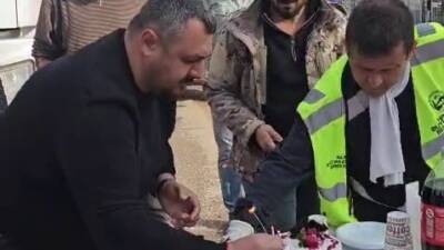 Depremin ardından yaralarını sarmaya çalışan Hatay’da, mahalle sakinleri örnek bir