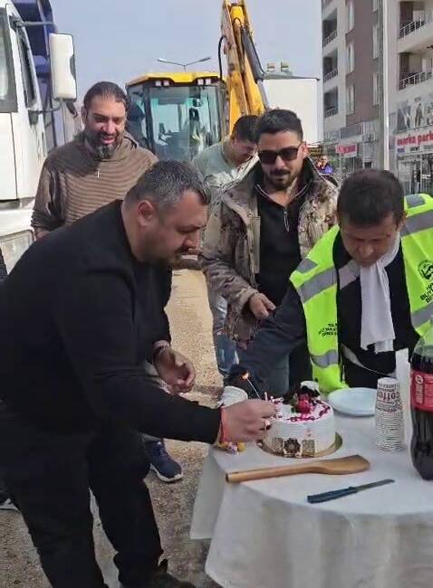 Asfalt Sevinci Pastayla Taçlandı Depremin ardından yaralarını sarmaya çalışan Hatay’da, mahalle sakinleri örnek bir