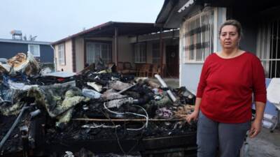 Hatay’da deprem sonrası inşa ettikleri yuvalarında alevlerin arasında kalan Seçkin